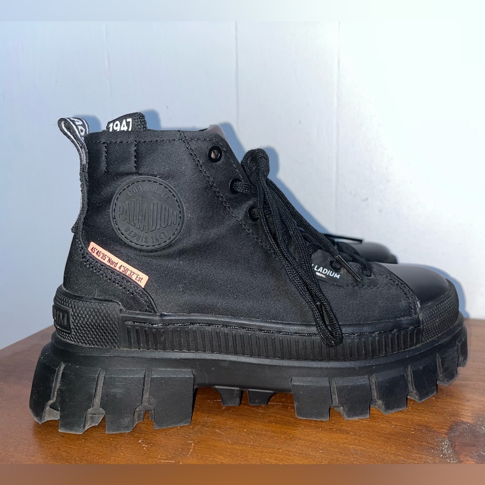 EUC Palladium Revolt HI TX size 6